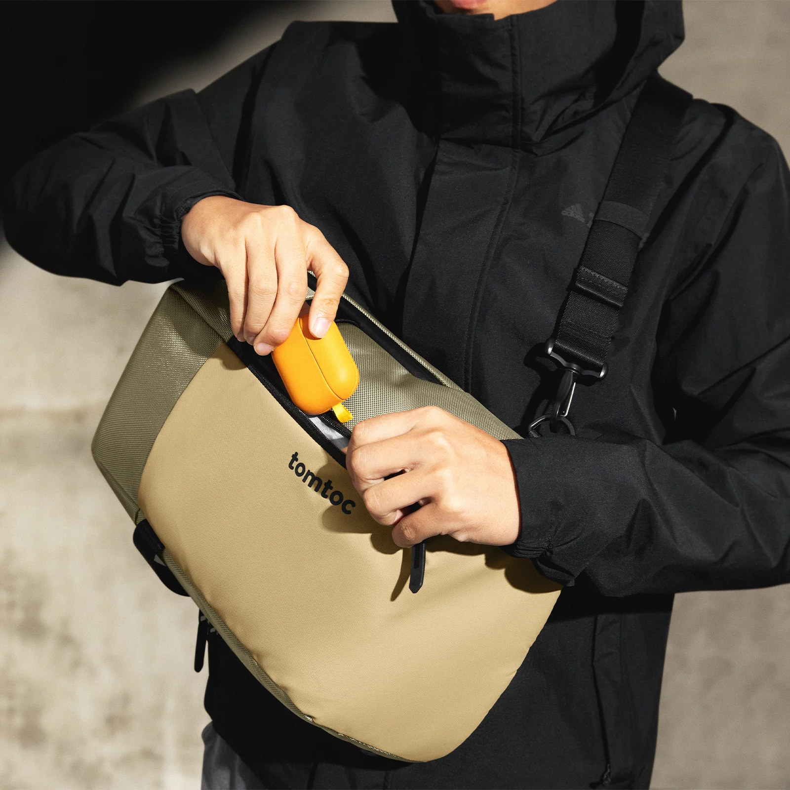 Navigator-T24 Sling Bag 7L - Khaki - Image 9